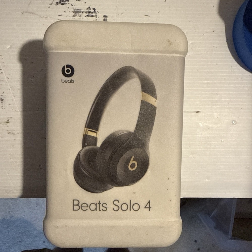 New Beats Solo4 Wireless Over-Ear Bluetooth Headphones Black MUW23LL/A‎